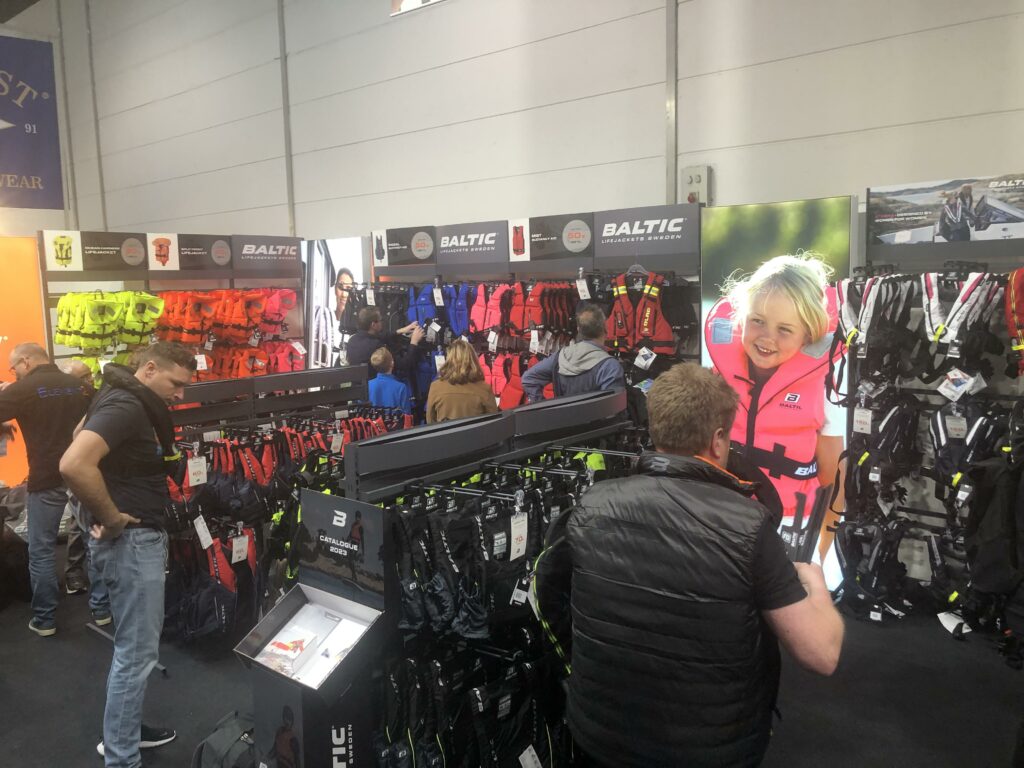 Stand mit Schwimm- und Rettungswesten